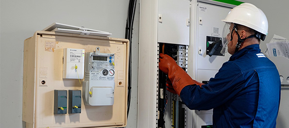 collaborateur demouselle pas de calais en intervention sur local technique avec protection individuelle